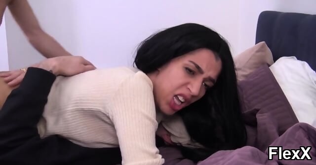 La beurette/arabe française Nadya prend une dure leçon vidéo par Léna — Beurette