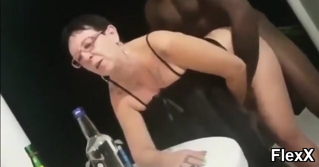 Femme mature et son jeune amant black vidéo par Inès — Soirée