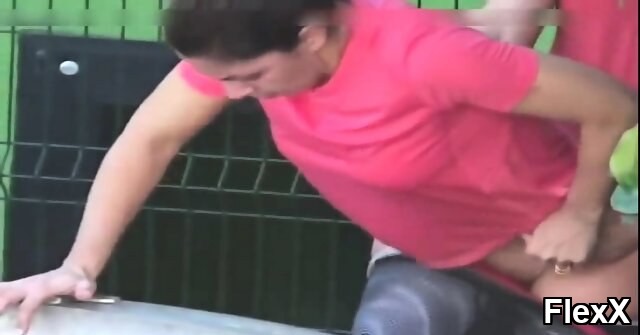 Des couples exhibitionnistes sont surpris en train de baiser en public par une camera de voyeur vidéo par Brigitte — Voyeur