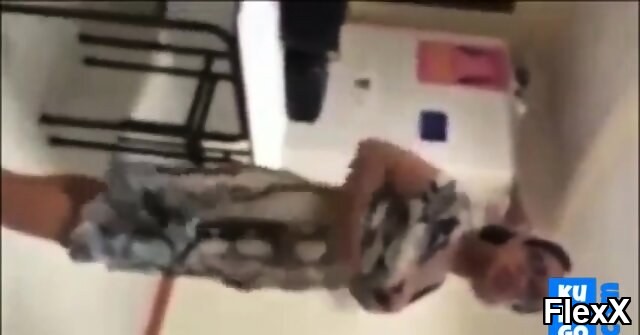 Une prof coquine chauffe ses eleves en plein cours vidéo par WildLens — Voyeur