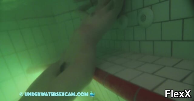 Une ado française de 18 ans et plus se masturbe avec le jet stream sous l'eau dans un sauna public vidéo par Enzo — Jeune (18
