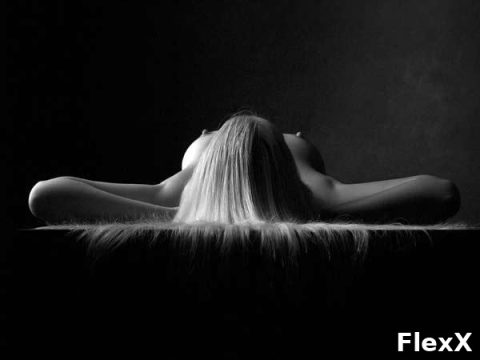 Nus artistiques en noir et blanc : érotisme et lumière photo par JulieX — Erotique