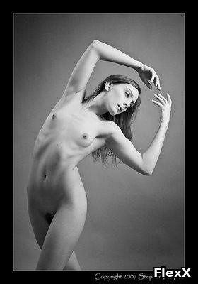 Nus artistiques en noir et blanc : érotisme et lumière photo par JulieX — Erotique