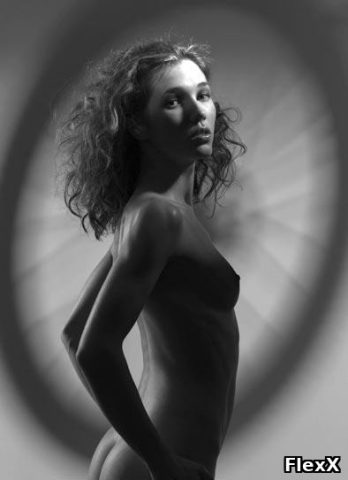 Nus artistiques en noir et blanc : érotisme et lumière photo 31 photo par JulieX — Erotique