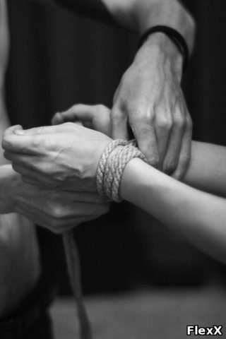 Nus artistiques en noir et blanc : érotisme et lumière photo 68 photo par JulieX — Erotique