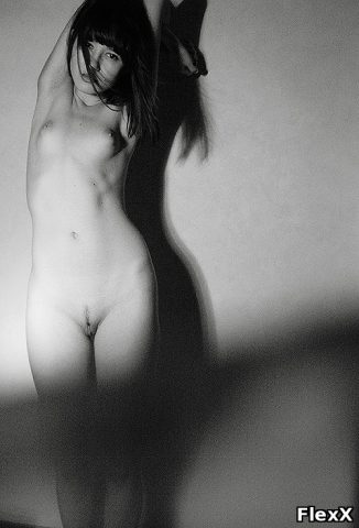 Nus artistiques en noir et blanc : érotisme et lumière photo 76 photo par JulieX — Erotique