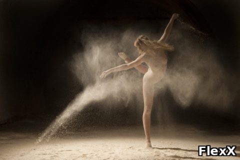 Nus artistiques en noir et blanc : érotisme et lumière photo 242 photo par JulieX — Erotique