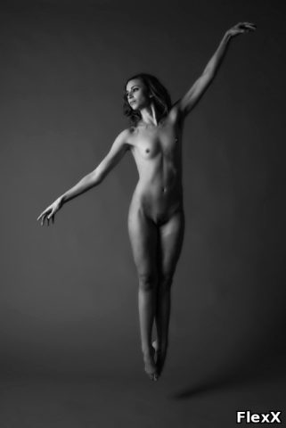 Nus artistiques en noir et blanc : érotisme et lumière photo 251 photo par JulieX — Erotique