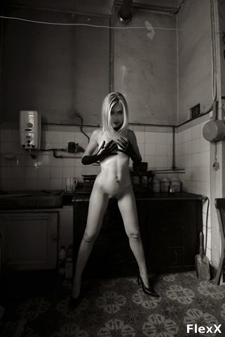 Nus artistiques en noir et blanc : érotisme et lumière photo 313 photo par JulieX — Erotique