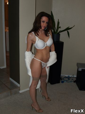 MILF amateurs en lingerie fine et bas résille photo par JulieX — Amateurs