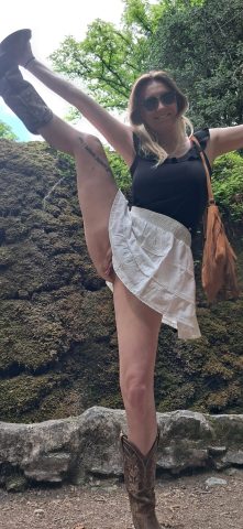Jupe courte en forêt et rien en dessous photo par Oceane-Kali — Amateurs