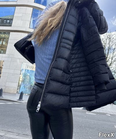 Filles en leggings moulants dans la rue photo par Come — Amateurs