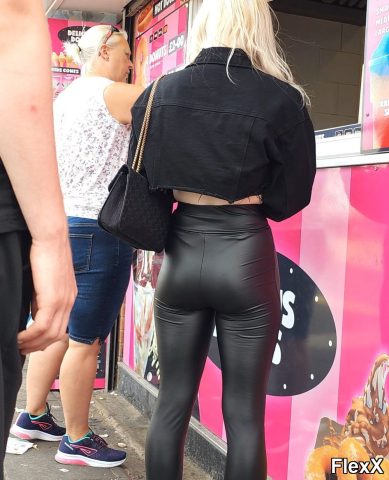 Filles en leggings moulants dans la rue photo par Come — Amateurs