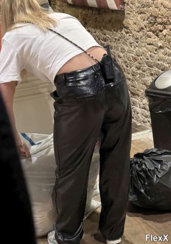 Filles en leggings moulants dans la rue photo par Come — Amateurs