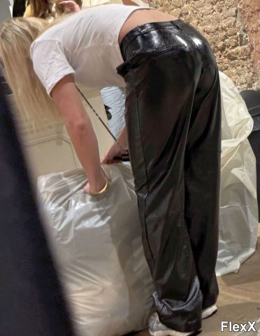 Filles en leggings moulants dans la rue photo par Come — Amateurs