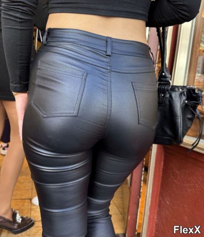 Filles en leggings moulants dans la rue photo par Come — Amateurs