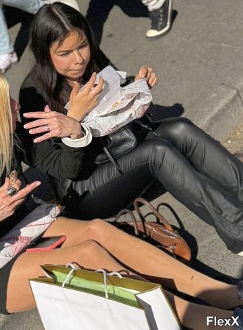 Filles en leggings moulants dans la rue photo par Come — Amateurs