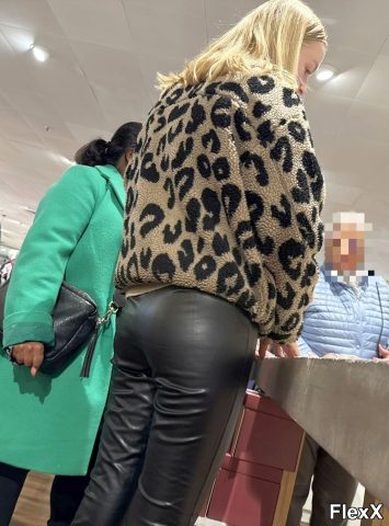 Filles en leggings moulants dans la rue photo par Come — Amateurs