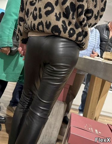 Filles en leggings moulants dans la rue photo par Come — Amateurs