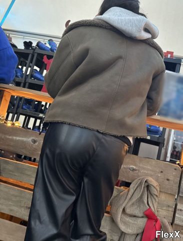 Filles en leggings moulants dans la rue photo par Come — Amateurs