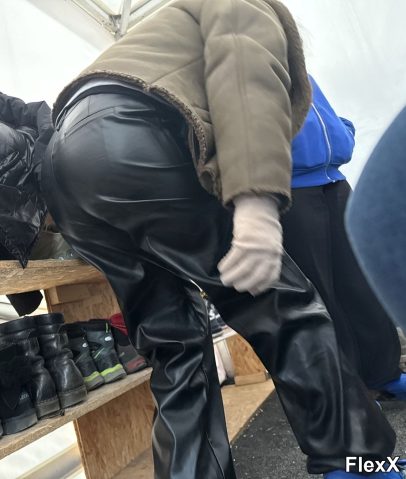Filles en leggings moulants dans la rue photo par Come — Amateurs