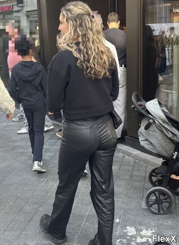 Filles en leggings moulants dans la rue photo par Come — Amateurs