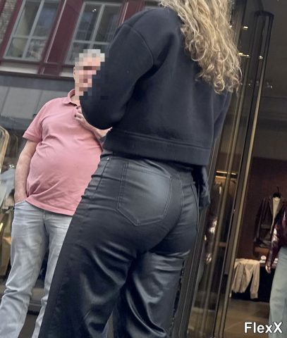 Filles en leggings moulants dans la rue photo par Come — Amateurs