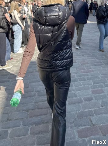 Filles en leggings moulants dans la rue photo par Come — Amateurs