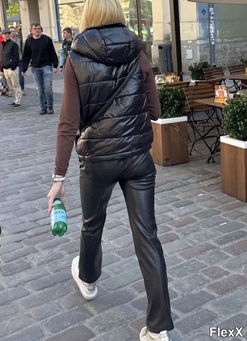 Filles en leggings moulants dans la rue photo par Come — Amateurs