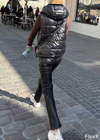 Filles en leggings moulants dans la rue photo par Come — Amateurs