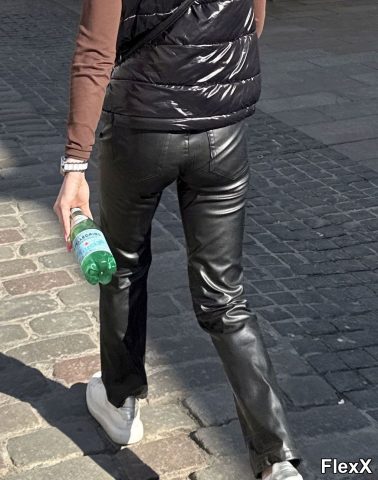 Filles en leggings moulants dans la rue photo par Come — Amateurs