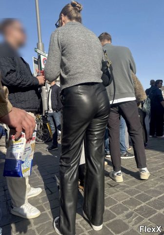 Filles en leggings moulants dans la rue photo par Come — Amateurs