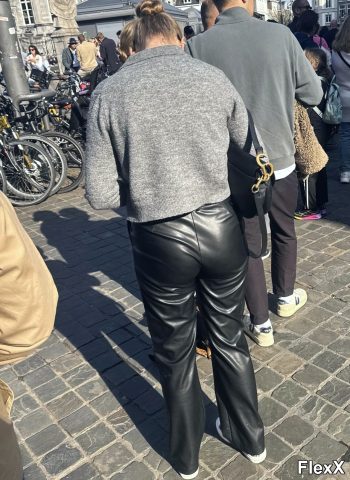 Filles en leggings moulants dans la rue photo par Come — Amateurs