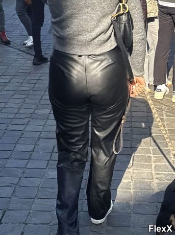 Filles en leggings moulants dans la rue photo par Come — Amateurs