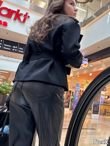 Filles en leggings moulants dans la rue photo par Come — Amateurs