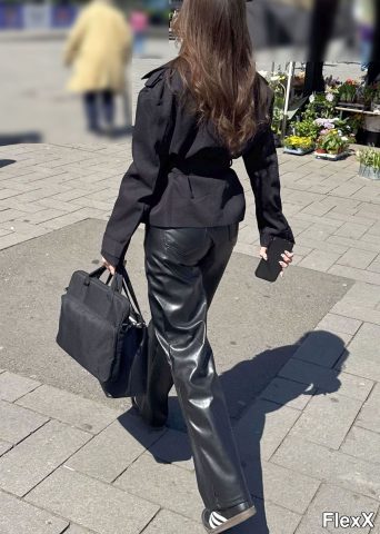 Filles en leggings moulants dans la rue photo par Come — Amateurs