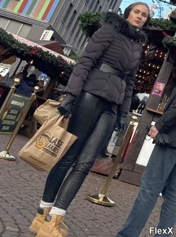 Filles en leggings moulants dans la rue photo par Come — Amateurs