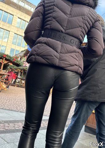 Filles en leggings moulants dans la rue photo par Come — Amateurs