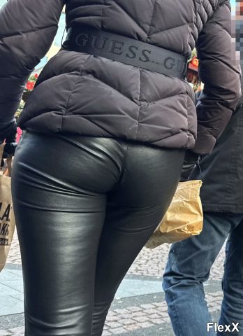 Filles en leggings moulants dans la rue photo par Come — Amateurs