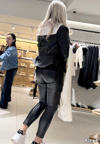 Filles en leggings moulants dans la rue photo par Come — Amateurs