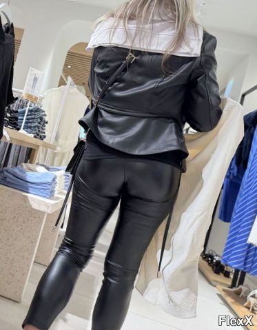 Filles en leggings moulants dans la rue photo par Come — Amateurs