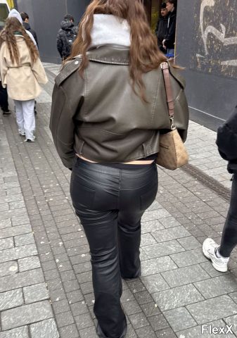 Filles en leggings moulants dans la rue photo par Come — Amateurs