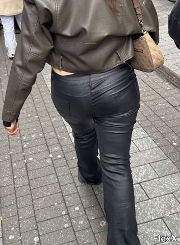 Filles en leggings moulants dans la rue photo par Come — Amateurs