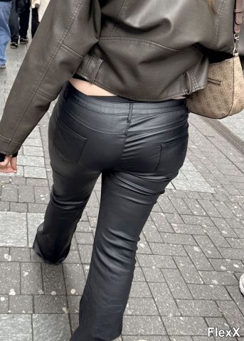 Filles en leggings moulants dans la rue photo par Come — Amateurs