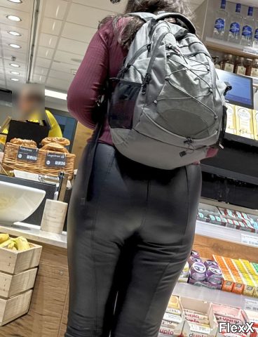 Filles en leggings moulants dans la rue photo par Come — Amateurs
