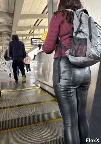 Filles en leggings moulants dans la rue photo par Come — Amateurs