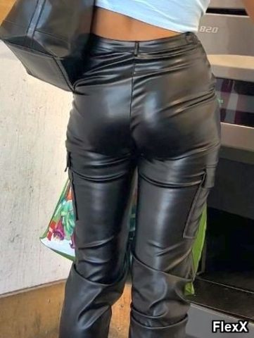 Filles en leggings moulants dans la rue photo par Come — Amateurs