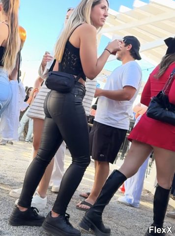 Filles en leggings moulants dans la rue photo par Come — Amateurs