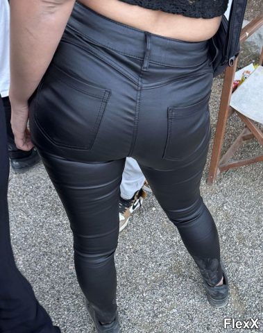 Filles en leggings moulants dans la rue photo par Come — Amateurs