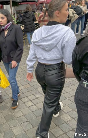 Filles en leggings moulants dans la rue photo par Come — Amateurs